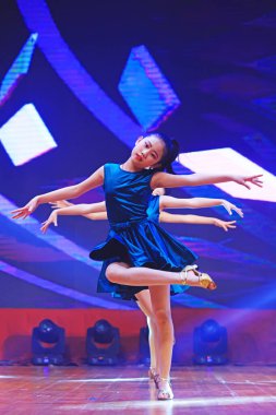 Luannan County - 29 Ocak 2019: Sahnede Çocuk Dansı Performansı, Luannan County, Hebei Eyaleti, Çin