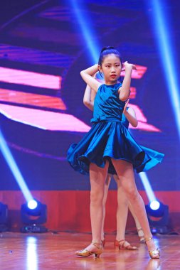 Luannan County - 29 Ocak 2019: Sahnede Çocuk Dansı Performansı, Luannan County, Hebei Eyaleti, Çin