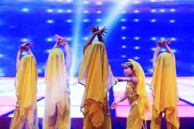 Luannan County - 29 Ocak 2019: Sahnede Çocuk Dansı Performansı, Luannan County, Hebei Eyaleti, Çin