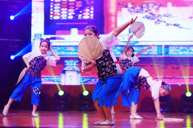 Luannan County - 29 Ocak 2019: Sahnede Çocuk Dansı Performansı, Luannan County, Hebei Eyaleti, Çin