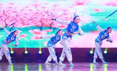 Luannan County - 29 Ocak 2019: Sahnede Çocuk Dansı Performansı, Luannan County, Hebei Eyaleti, Çin