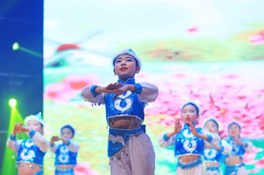 Luannan County - 29 Ocak 2019: Sahnede Çocuk Dansı Performansı, Luannan County, Hebei Eyaleti, Çin