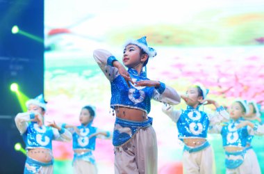 Luannan County - 29 Ocak 2019: Sahnede Çocuk Dansı Performansı, Luannan County, Hebei Eyaleti, Çin