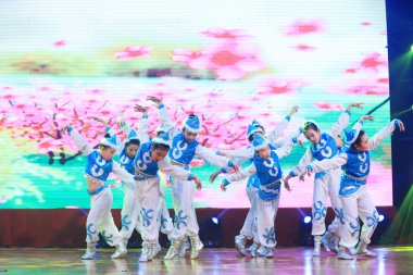 Luannan County - 29 Ocak 2019: Sahnede Çocuk Dansı Performansı, Luannan County, Hebei Eyaleti, Çin