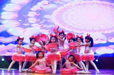 Luannan County - 29 Ocak 2019: Sahnede Çocuk Dansı Performansı, Luannan County, Hebei Eyaleti, Çin