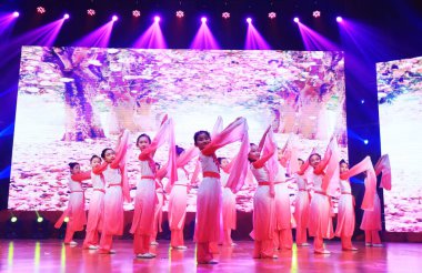 Luannan County - 29 Ocak 2019: Sahnede Çocuk Dansı Performansı, Luannan County, Hebei Eyaleti, Çin