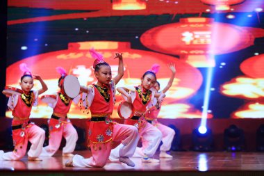 Luannan County - 29 Ocak 2019: Sahnede Çocuk Dansı Performansı, Luannan County, Hebei Eyaleti, Çin