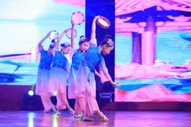Luannan County - 29 Ocak 2019: Sahnede Çocuk Dansı Performansı, Luannan County, Hebei Eyaleti, Çin