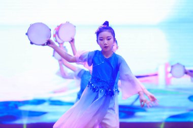 Luannan County - 29 Ocak 2019: Sahnede Çocuk Dansı Performansı, Luannan County, Hebei Eyaleti, Çin