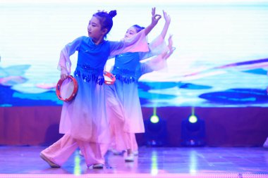 Luannan County - 29 Ocak 2019: Sahnede Çocuk Dansı Performansı, Luannan County, Hebei Eyaleti, Çin