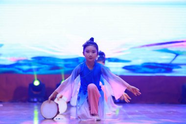 Luannan County - 29 Ocak 2019: Sahnede Çocuk Dansı Performansı, Luannan County, Hebei Eyaleti, Çin