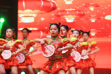 Luannan County - 29 Ocak 2019: Sahnede Çocuk Dansı Performansı, Luannan County, Hebei Eyaleti, Çin