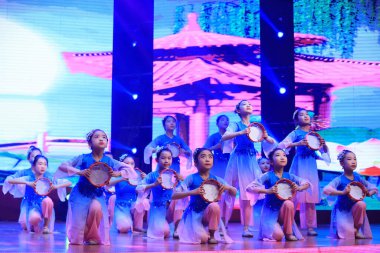 Luannan County - 29 Ocak 2019: Sahnede Çocuk Dansı Performansı, Luannan County, Hebei Eyaleti, Çin