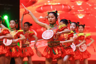 Luannan County - 29 Ocak 2019: Sahnede Çocuk Dansı Performansı, Luannan County, Hebei Eyaleti, Çin