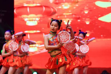 Luannan County - 29 Ocak 2019: Sahnede Çocuk Dansı Performansı, Luannan County, Hebei Eyaleti, Çin