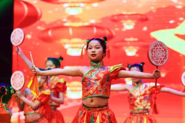 Luannan County - 29 Ocak 2019: Sahnede Çocuk Dansı Performansı, Luannan County, Hebei Eyaleti, Çin