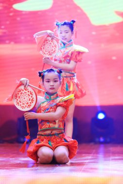 Luannan County - 29 Ocak 2019: Sahnede Çocuk Dansı Performansı, Luannan County, Hebei Eyaleti, Çin