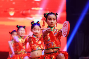 Luannan County - 29 Ocak 2019: Sahnede Çocuk Dansı Performansı, Luannan County, Hebei Eyaleti, Çin