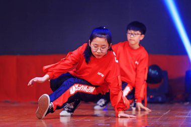 Luannan County - 29 Ocak 2019: Sahnede Çocuk Dansı Performansı, Luannan County, Hebei Eyaleti, Çin
