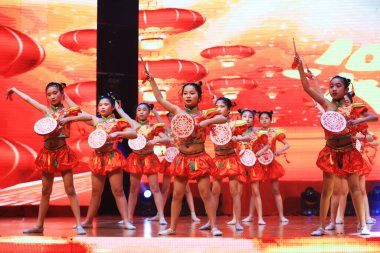 Luannan County - 29 Ocak 2019: Sahnede Çocuk Dansı Performansı, Luannan County, Hebei Eyaleti, Çin