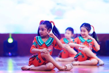 Luannan County - 29 Ocak 2019: Sahnede Çocuk Dansı Performansı, Luannan County, Hebei Eyaleti, Çin