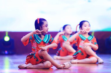 Luannan County - 29 Ocak 2019: Sahnede Çocuk Dansı Performansı, Luannan County, Hebei Eyaleti, Çin