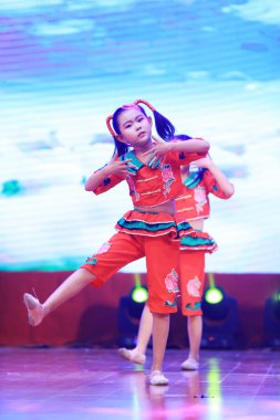 Luannan County - 29 Ocak 2019: Sahnede Çocuk Dansı Performansı, Luannan County, Hebei Eyaleti, Çin