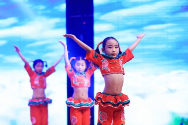 Luannan County - 29 Ocak 2019: Sahnede Çocuk Dansı Performansı, Luannan County, Hebei Eyaleti, Çin