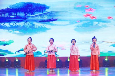 Luannan County - 29 Ocak 2019: Çin 'in Hebei Eyaleti, Luannan İlçesi' nde çocuk şarkısı performansı