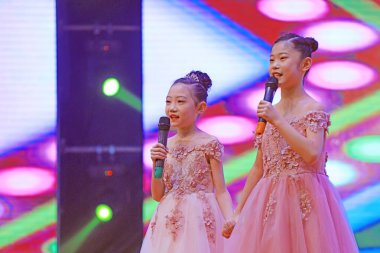 Luannan County - 29 Ocak 2019: Çin 'in Hebei Eyaleti, Luannan İlçesi' nde çocuk şarkısı performansı