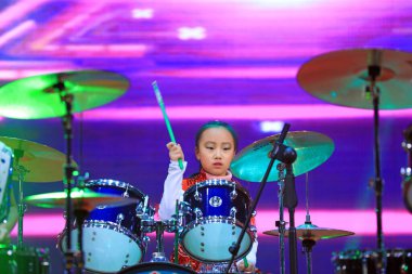 Luannan County - 29 Ocak 2019: Çocuklar Hebei Eyaleti, Chin 'deki Luannan County' de sahnedeki raflarda davul çalıyorlar.