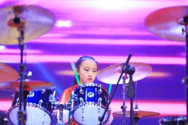 Luannan County - 29 Ocak 2019: Çocuklar Hebei Eyaleti, Chin 'deki Luannan County' de sahnedeki raflarda davul çalıyorlar.