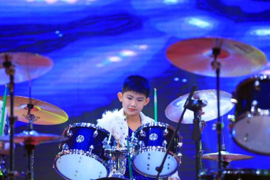 Luannan County - 29 Ocak 2019: Çocuklar Hebei Eyaleti, Chin 'deki Luannan County' de sahnedeki raflarda davul çalıyorlar.