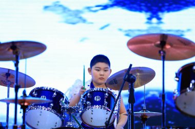 Luannan County - 29 Ocak 2019: Çocuklar Hebei Eyaleti, Chin 'deki Luannan County' de sahnedeki raflarda davul çalıyorlar.