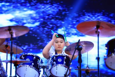 Luannan County - 29 Ocak 2019: Çocuklar Hebei Eyaleti, Chin 'deki Luannan County' de sahnedeki raflarda davul çalıyorlar.