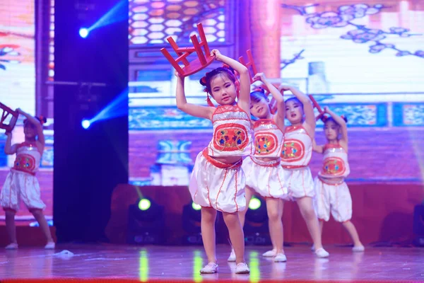 Luannan County - 29 Ocak 2019: Sahnede Çocuk Dansı Performansı, Luannan County, Hebei Eyaleti, Çin