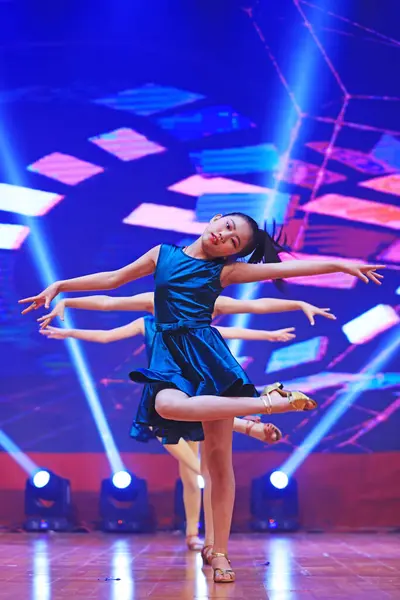 Luannan County - 29 Ocak 2019: Sahnede Çocuk Dansı Performansı, Luannan County, Hebei Eyaleti, Çin