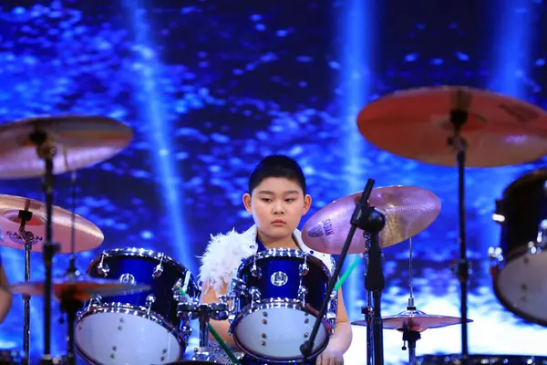 Luannan County - 29 Ocak 2019: Çocuklar Hebei Eyaleti, Chin 'deki Luannan County' de sahnedeki raflarda davul çalıyorlar.