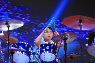 Luannan County - 29 Ocak 2019: Çocuklar Hebei Eyaleti, Chin 'deki Luannan County' de sahnedeki raflarda davul çalıyorlar.