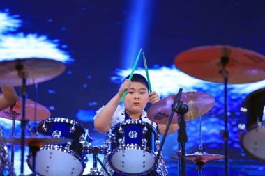 Luannan County - 29 Ocak 2019: Çocuklar Hebei Eyaleti, Chin 'deki Luannan County' de sahnedeki raflarda davul çalıyorlar.