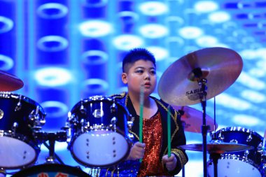 Luannan County - 29 Ocak 2019: Çocuklar Hebei Eyaleti, Chin 'deki Luannan County' de sahnedeki raflarda davul çalıyorlar.