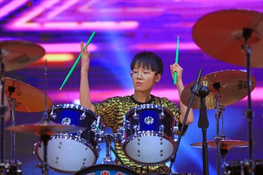 Luannan County - 29 Ocak 2019: Çocuklar Hebei Eyaleti, Chin 'deki Luannan County' de sahnedeki raflarda davul çalıyorlar.