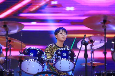 Luannan County - 29 Ocak 2019: Çocuklar Hebei Eyaleti, Chin 'deki Luannan County' de sahnedeki raflarda davul çalıyorlar.