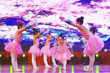 Luannan County - 29 Ocak 2019: Sahne, Luannan County, Hebei Eyaleti, Çin 'de çocuk dans gösterisi