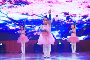 Luannan County - 29 Ocak 2019: Sahne, Luannan County, Hebei Eyaleti, Çin 'de çocuk dans gösterisi