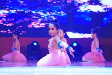 Luannan County - 29 Ocak 2019: Sahne, Luannan County, Hebei Eyaleti, Çin 'de çocuk dans gösterisi