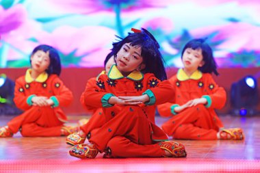 Luannan County - 29 Ocak 2019: Sahne, Luannan County, Hebei Eyaleti, Çin 'de çocuk dans gösterisi