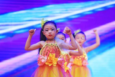 Luannan County - 29 Ocak 2019: Sahne, Luannan County, Hebei Eyaleti, Çin 'de çocuk dans gösterisi
