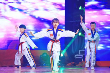Luannan County - 29 Ocak 2019: Çocuklar Wushu Kungfu Sahne Performansı, Luannan County, Hebei Eyaleti, Çin