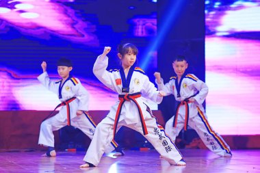 Luannan County - 29 Ocak 2019: Çocuklar Wushu Kungfu Sahne Performansı, Luannan County, Hebei Eyaleti, Çin